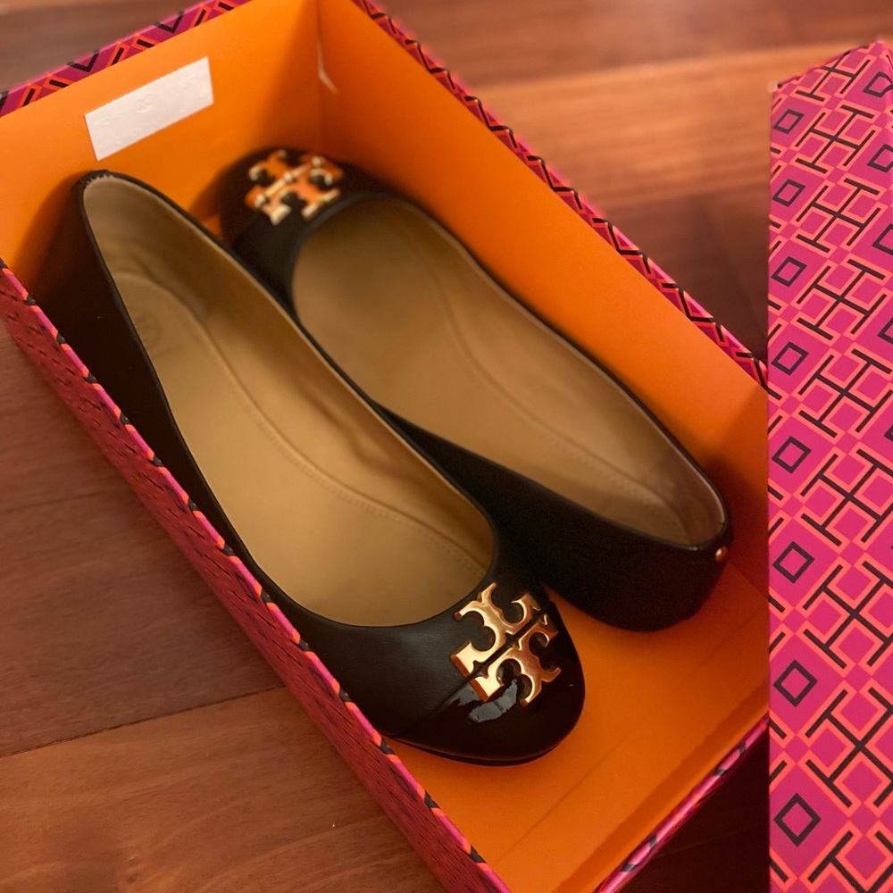 Tory Burch: Everly Ballet Flat; SIZE 9; Napa/Patent Leather in Perfect Black